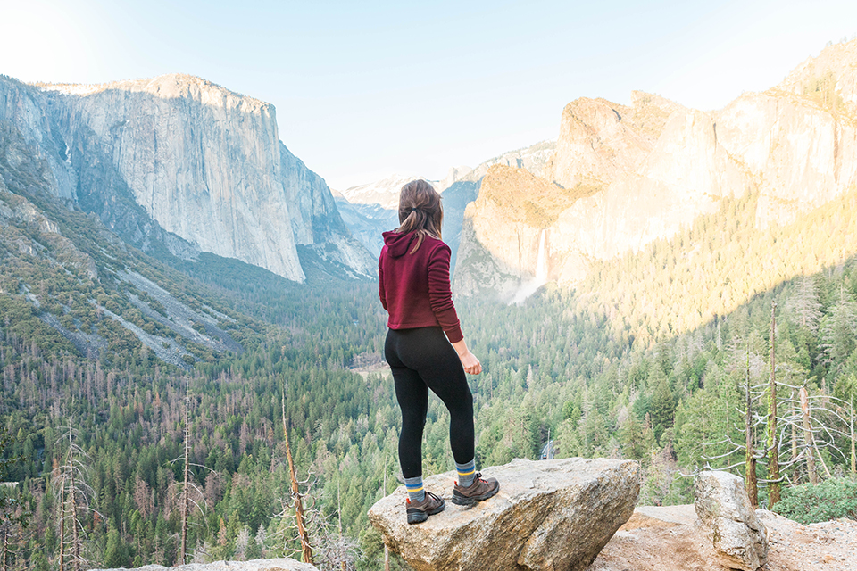 4 Yosemite Hikes With Guaranteed Incredible Views, Yosemite National Park. Best views include Artist Point, Cook's Meadow, Vernal Fall, and Mariposa Grove. #yosemite #nationalparks parttimetourists.com