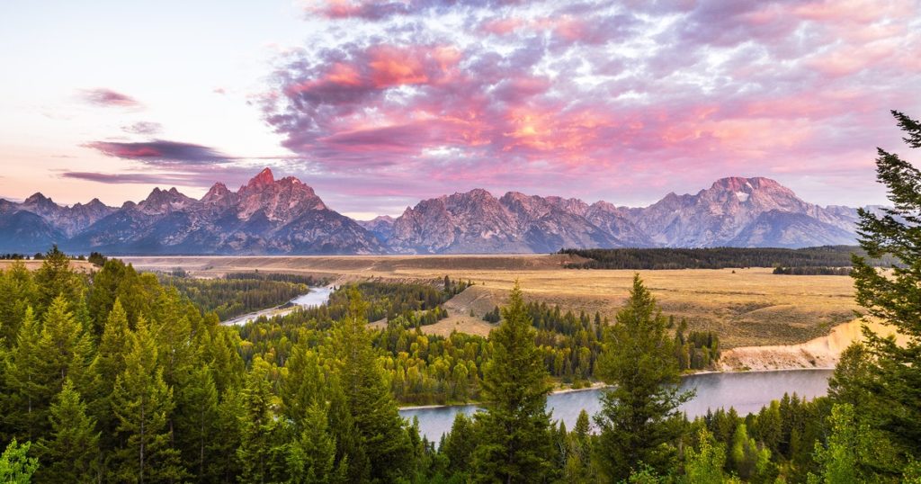 6 Truly Amazing Spots at Grand Teton National Park. These include Mormon Row, Teton Park Road, Oxbow Bend and Jenny Lake.